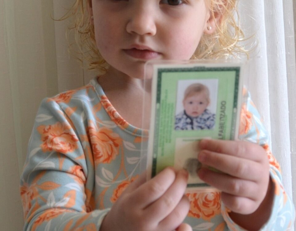 Faça como a Yasmin, tenha em mãos a sua Carteira de Identidade