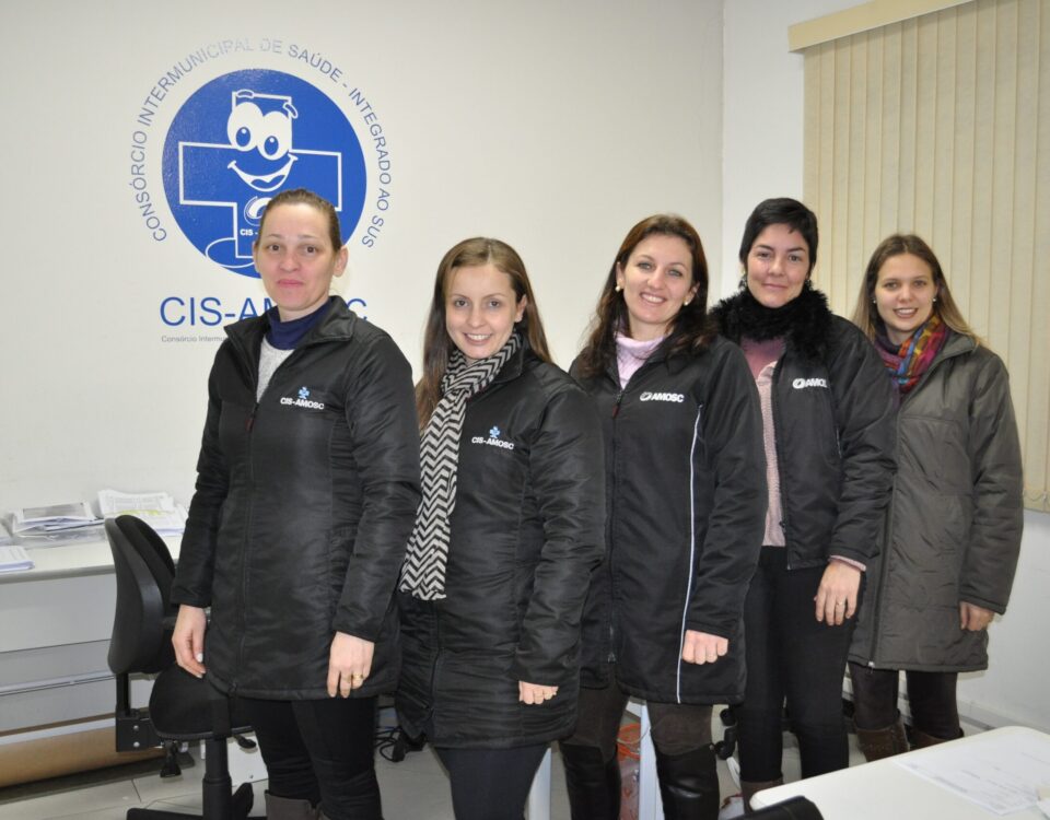 Da esquerda para a direita Sonia Mara Debastiani, Tatiane Filippe Chiella, Graziela Tessaro, Geisa Muller de Oliveira e Mayeli Favareto - Atual equipe do CIS-AMOSC