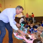 Prefeito entrega cesta de Páscoa