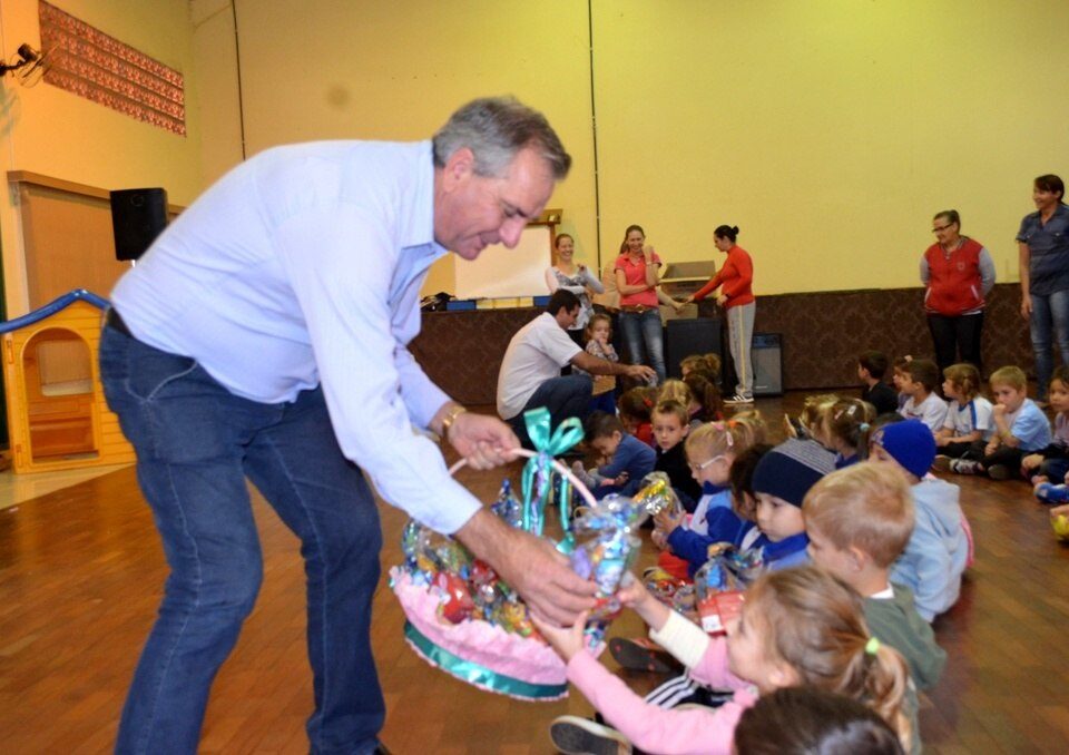 Prefeito entrega cesta de Páscoa