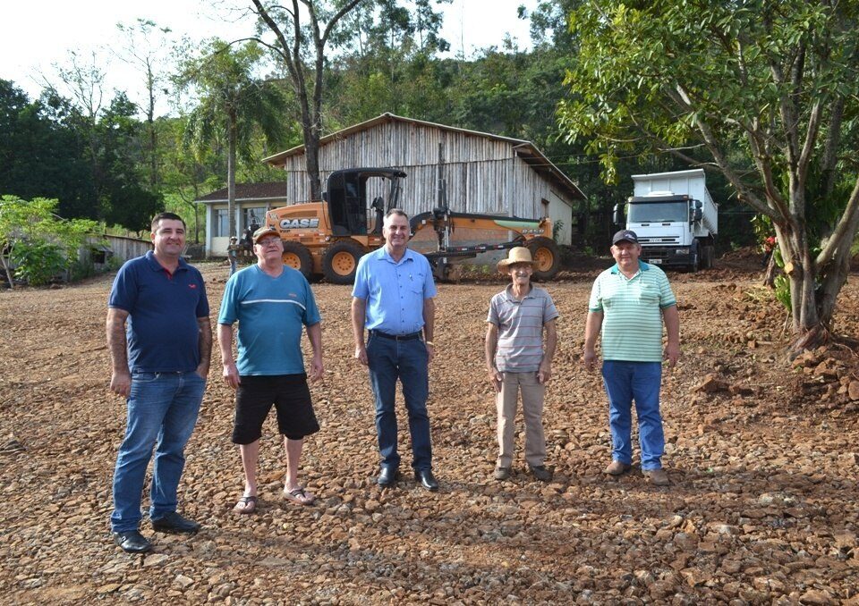 Prefeito, vice, Secretario e moradores da Comunidade Parafusinho