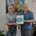 Recebimento do projeto na sede da Amosc pelo Sr. Clauber Ribeiro, colaborador da PM de Chapecó, setor de Agrimensura.