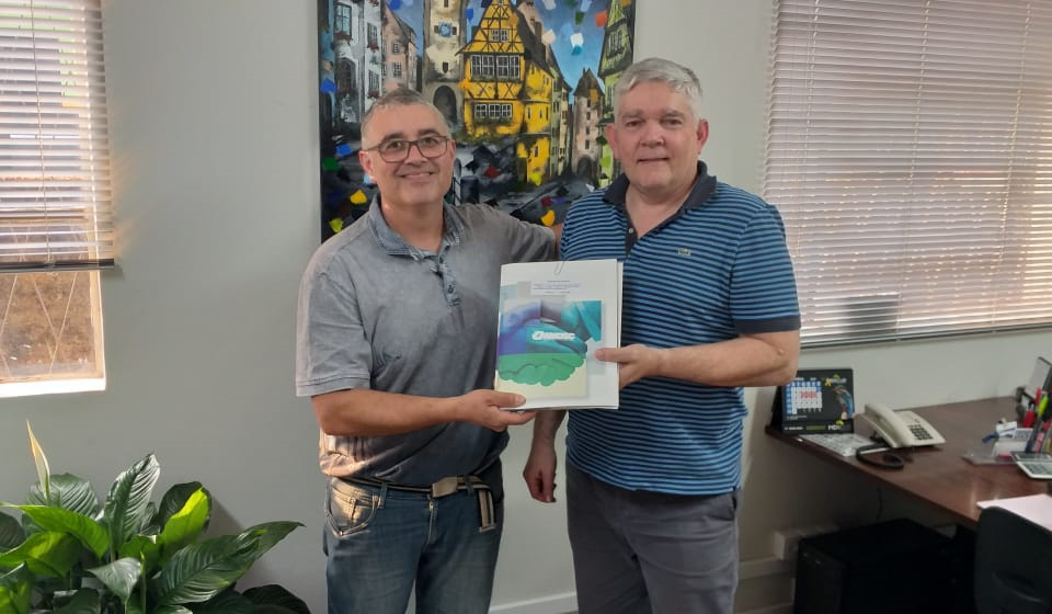 Recebimento do projeto na sede da Amosc pelo Sr. Clauber Ribeiro, colaborador da PM de Chapecó, setor de Agrimensura.